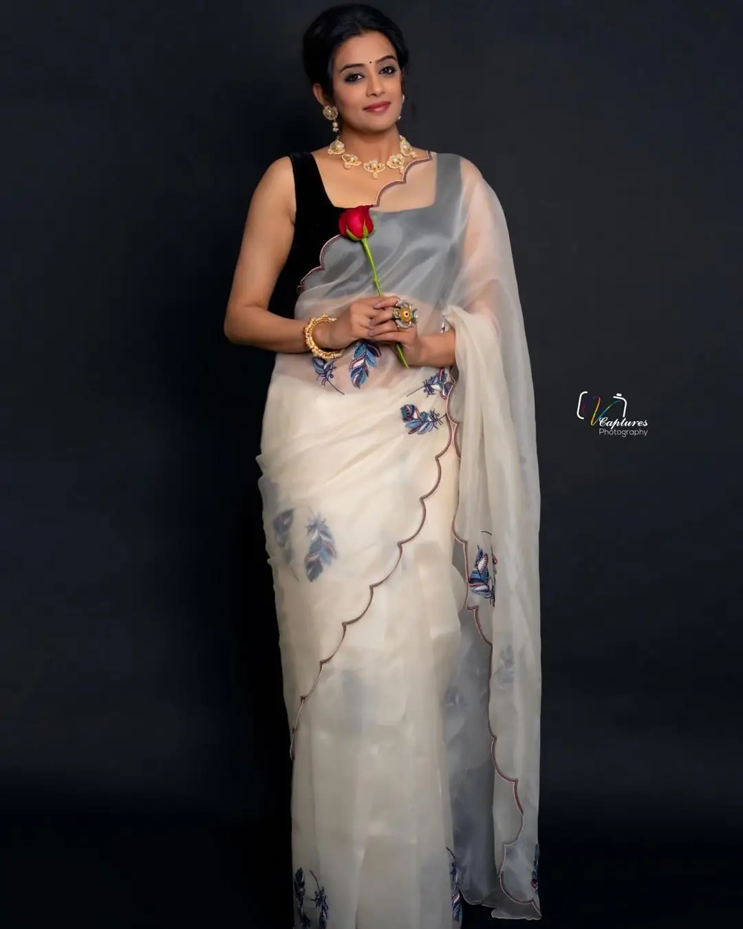 TELUGU TV ACTRESS PRIYAMANI IN WHITE SAREE SLEEVELESS BLACK BLOUSE 8